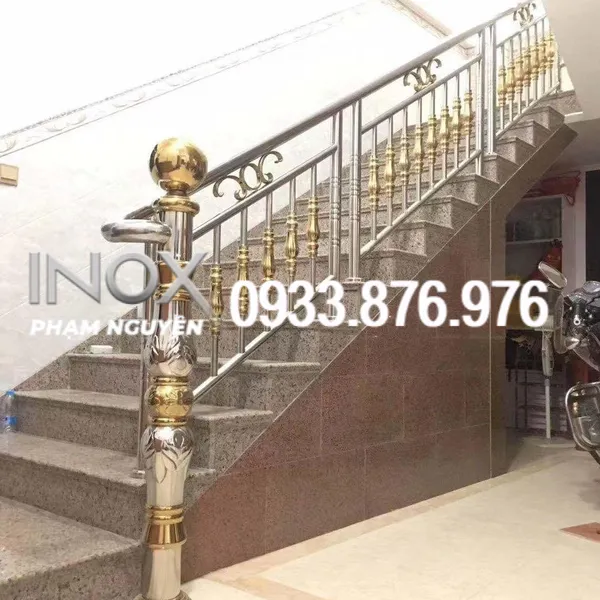Cầu thang inox tay vịn mạ vàng, tạo điểm nhấn ấn tượng