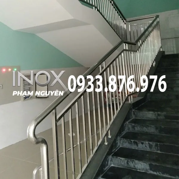 Cầu thang inox được sử dụng phổ biến tại các công trình công cộng