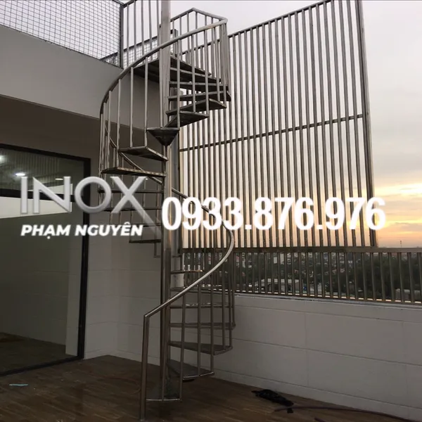 Cầu thang inox xoắn ốc với cấu trúc vững chắc