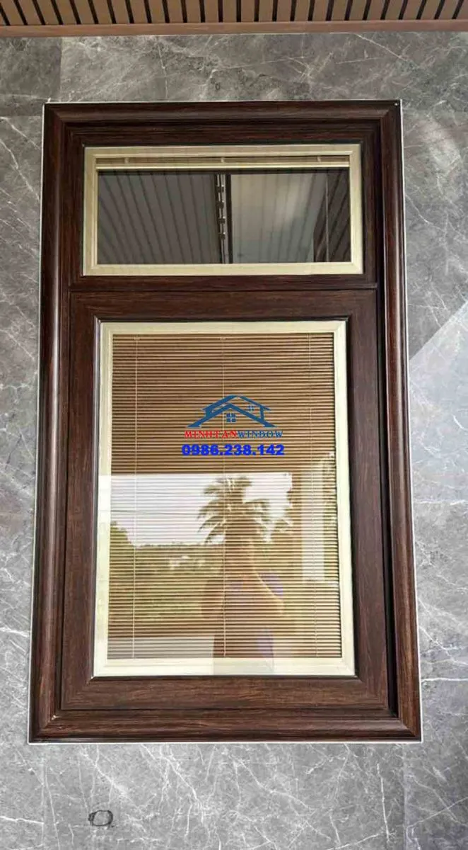 Chi tiết cửa nhôm giả gỗ với tay nắm hiện đại