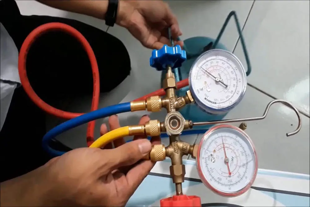 Ống đồng máy lạnh bị đóng tuyết là dấu hiệu cần bơm gas