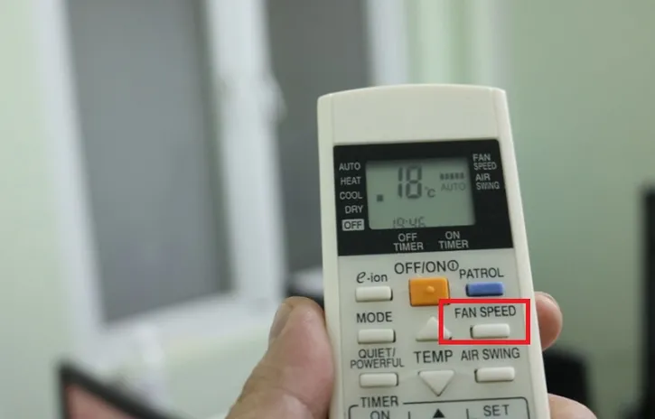 Nút FAN SPEED trên điều khiển điều hòa giúp chỉnh tốc độ quạt