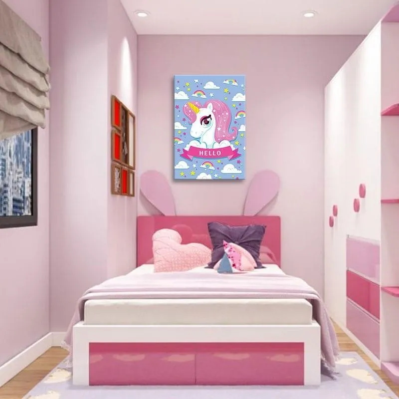 Giường ngủ có màu sắc hài hòa với không gian phòng bé gái