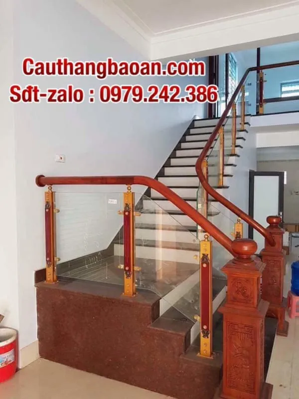 Lan can kính cường lực bắt vít chắc chắn với tay vịn gỗ, bậc thang gỗ