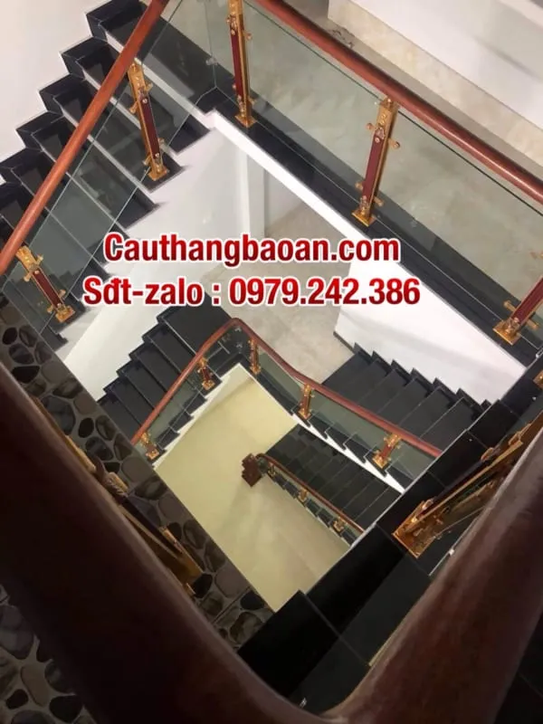 Tay vịn cầu thang gỗ tự nhiên chắc chắn kết hợp lan can kính cường lực