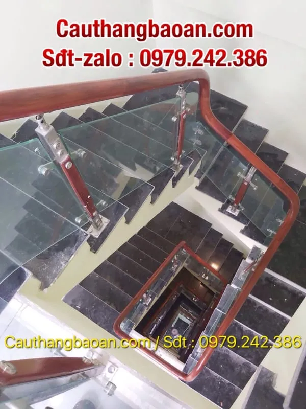 Thiết kế tay vịn cầu thang gỗ với lan can kính cường lực chắc chắn