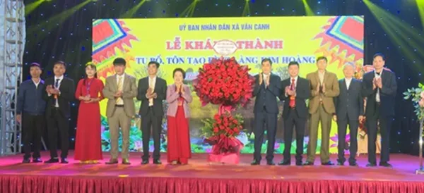 Alt text: Đại diện lãnh đạo xã Văn Canh tặng hoa chúc mừng tại lễ khánh thành