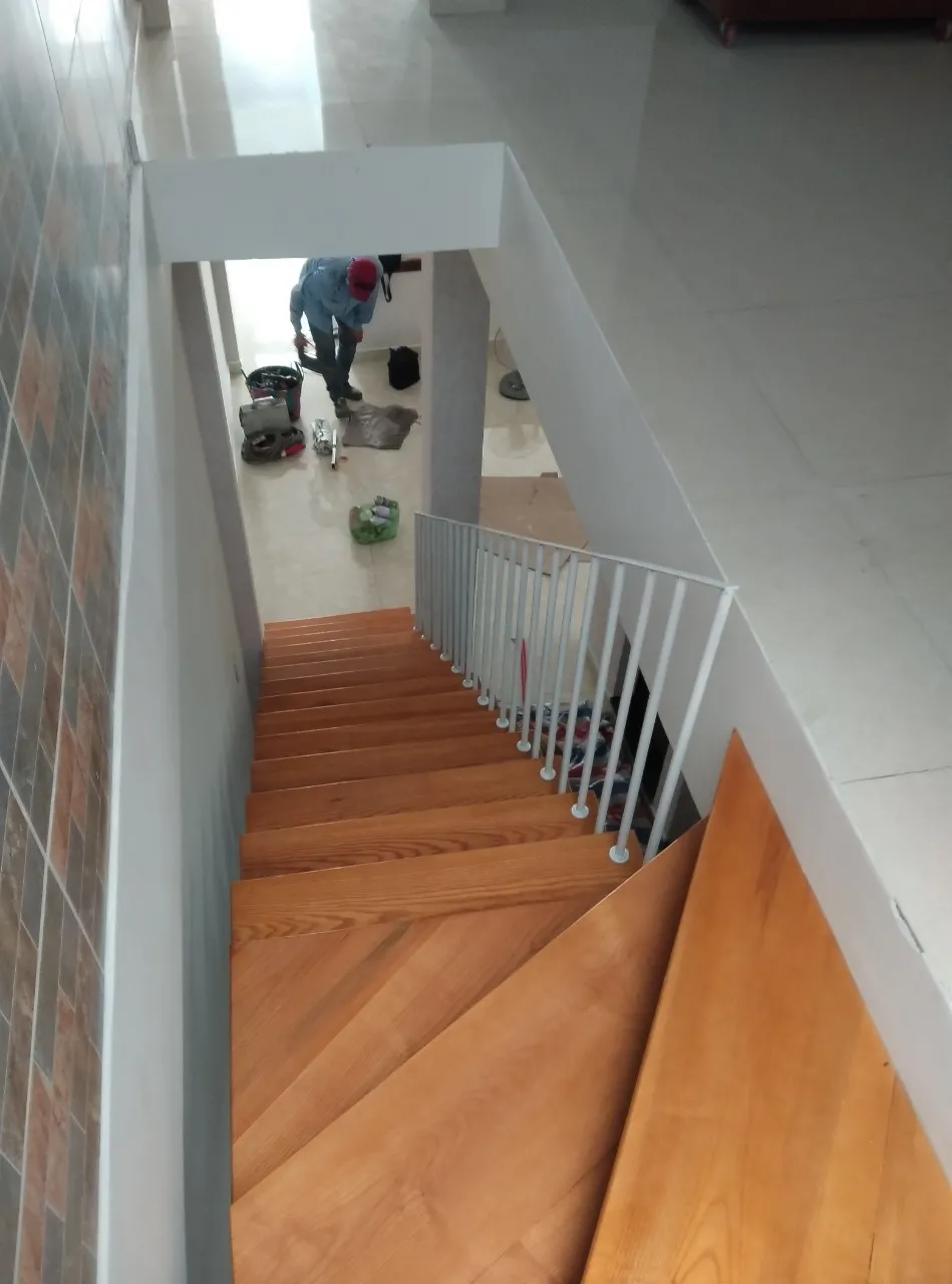 Mẫu cầu thang đẹp đơn giản, thoáng đãng