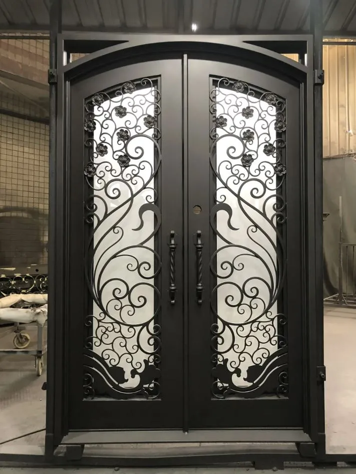 Cửa sắt 4 cánh cắt CNC hoa văn nghệ thuật tinh xảo cho mặt tiền nhà phố