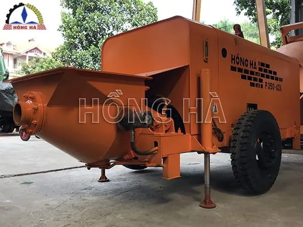 Hình ảnh máy bơm bê tông Hồng Hà trong quá trình hoạt động