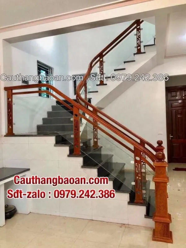 Cầu thang hiện đại với tay vịn gỗ kết hợp lan can kính, chân lửng